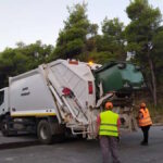 Πλήρωμα απορριμματοφόρου στον Βόλο κατά τη διάρκεια αποκομιδής απορριμμάτων