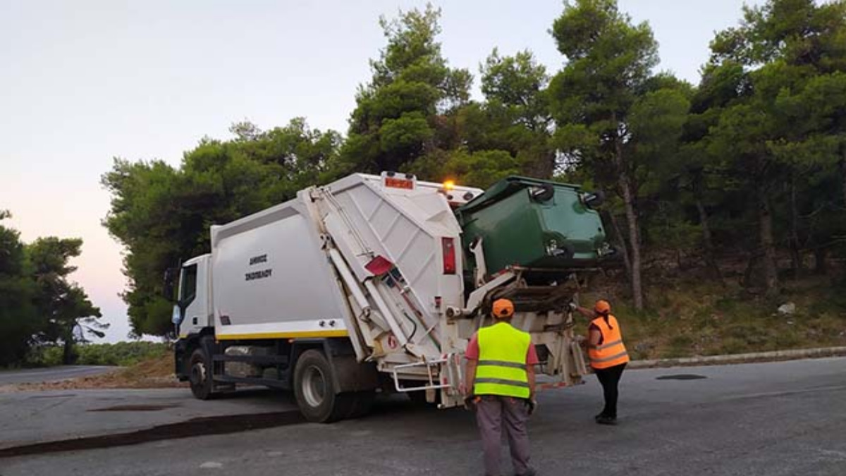 Πλήρωμα απορριμματοφόρου στον Βόλο κατά τη διάρκεια αποκομιδής απορριμμάτων