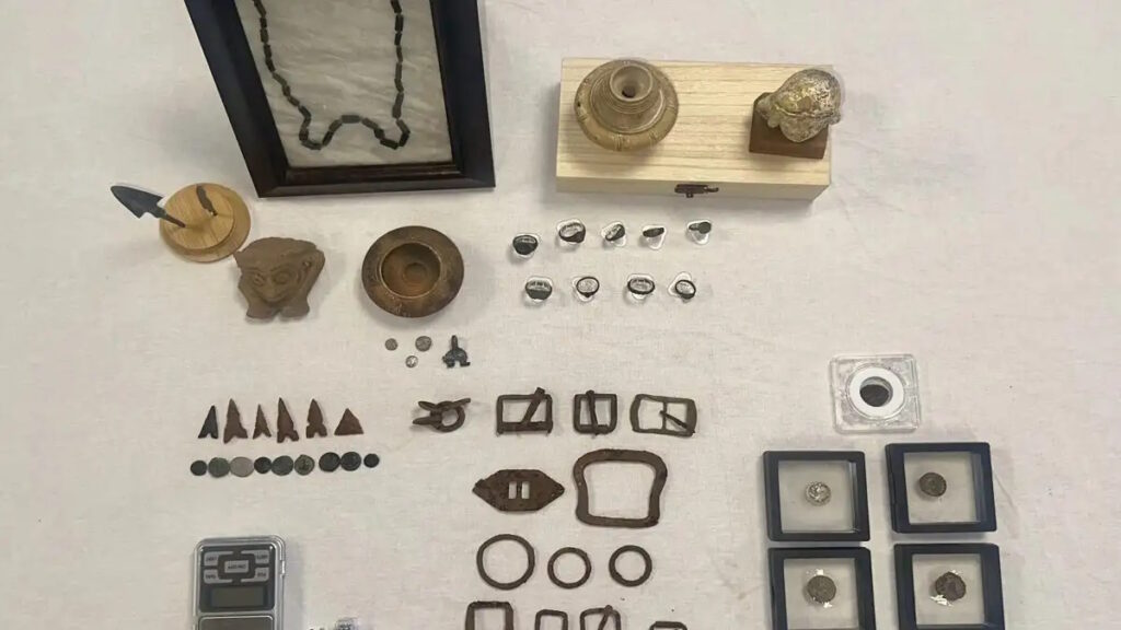 Συνελήφθη 56χρονος που εισήγαγε αρχαία αντικείμενα από το εξωτερικό στην Αθήνα και τα πουλούσε μέσω των social media