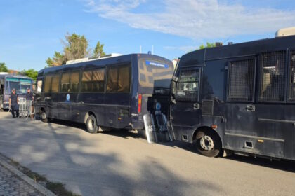 Δικαστική αίθουσα με αναβολή της δίκης για την υπόθεση των Τεμπών και τη σύμβαση 717