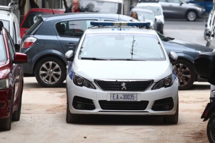 Αστυνομικό όχημα στη Σαντορίνη μετά από σύλληψη ανηλίκου που οδηγούσε μηχανή χωρίς άδεια