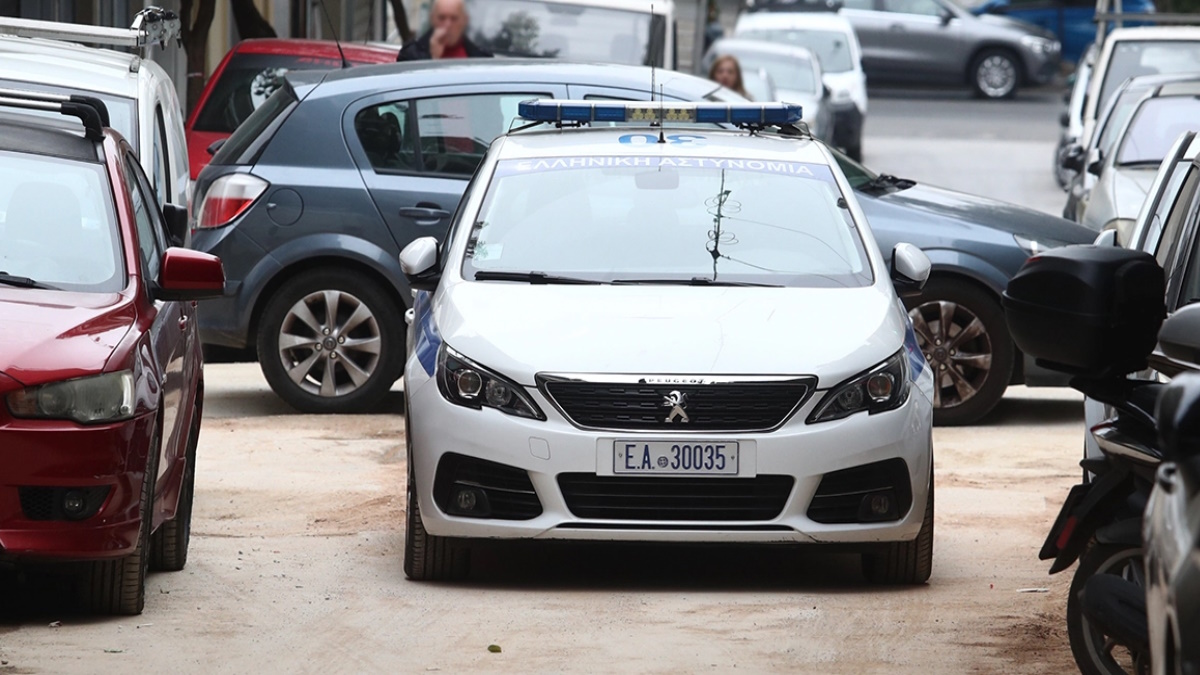Αστυνομικό όχημα στη Σαντορίνη μετά από σύλληψη ανηλίκου που οδηγούσε μηχανή χωρίς άδεια