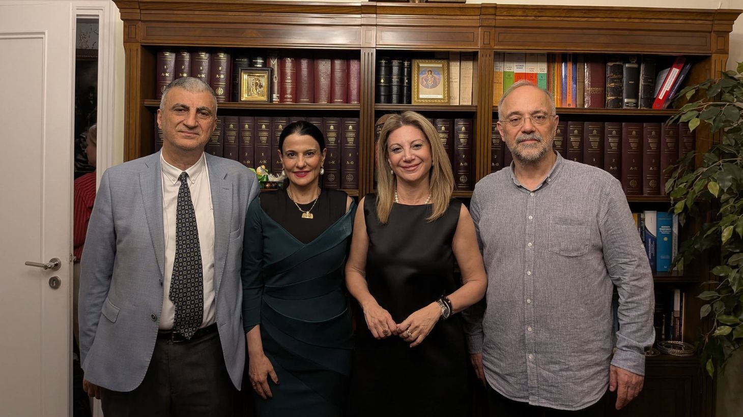 Η Μαρία Καρυστιανού σε δημόσια εμφάνιση με φόντο το λογότυπο της Ελπίδας για Δημοκρατία