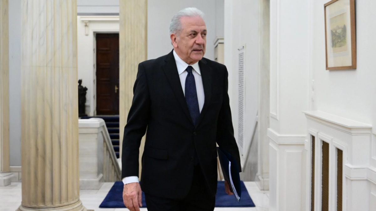 Ο Δημήτρης Αβραμόπουλος σε δημόσια εμφάνιση με φόντο πολιτικό περιβάλλον