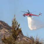 Πυροσβεστικά οχήματα και εναέρια μέσα επιχειρούν σε πυρκαγιά στη Λούτσα Ευβοίας