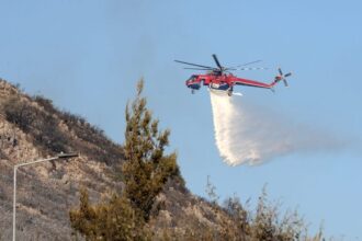 Πυροσβεστικά οχήματα και εναέρια μέσα επιχειρούν σε πυρκαγιά στη Λούτσα Ευβοίας
