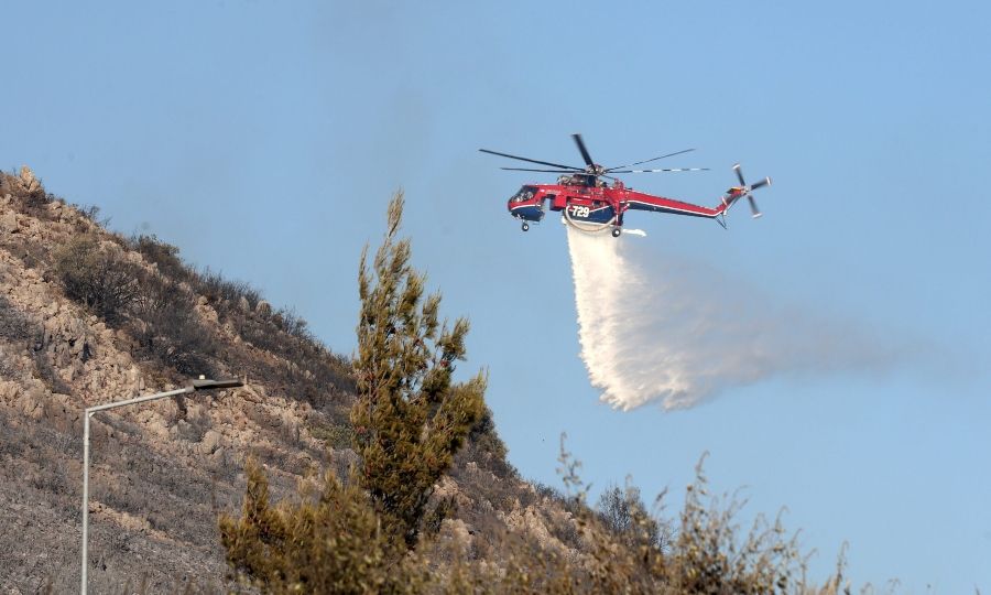 Πυροσβεστικά οχήματα και εναέρια μέσα επιχειρούν σε πυρκαγιά στη Λούτσα Ευβοίας