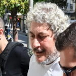 Ο Τζέιμς Δαλαμάγκας κατά τη μεταγωγή του ή σε δικαστικό περιβάλλον