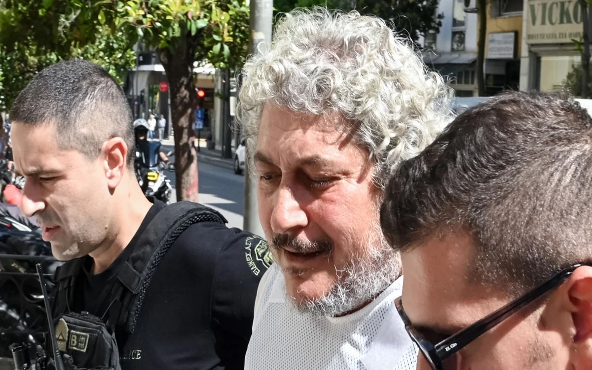Ο Τζέιμς Δαλαμάγκας κατά τη μεταγωγή του ή σε δικαστικό περιβάλλον