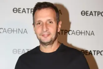 Ο Δημήτρης Μπάσης σε εμφάνιση, από φωτογράφιση ή εκδήλωση, με επίκεντρο τη μουσική του παρουσία