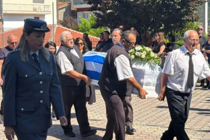 Συγγενείς και φίλοι στην κηδεία της 45χρονης αστυνομικού στο Κάτω Νευροκόπι Δράμας