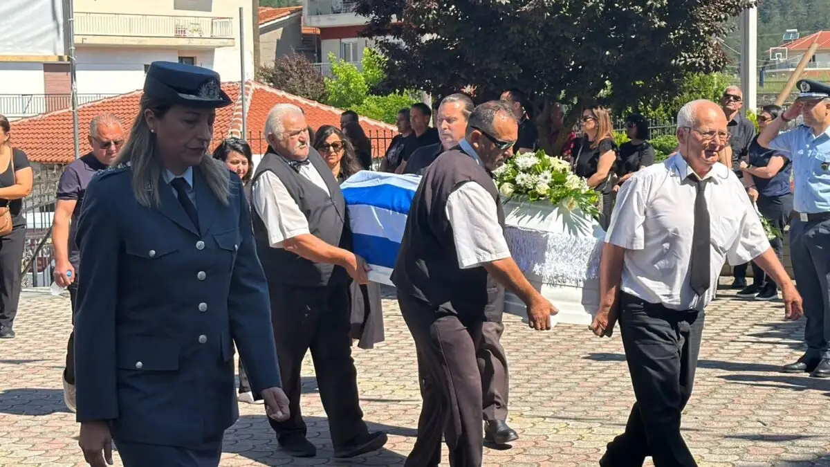 Συγγενείς και φίλοι στην κηδεία της 45χρονης αστυνομικού στο Κάτω Νευροκόπι Δράμας