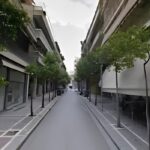 Γερανοφόρο όχημα πραγματοποιεί κλάδεμα υψηλών δέντρων σε δρόμο της Λαμίας