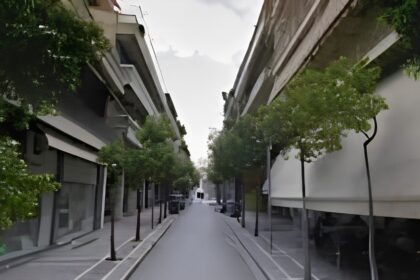 Γερανοφόρο όχημα πραγματοποιεί κλάδεμα υψηλών δέντρων σε δρόμο της Λαμίας