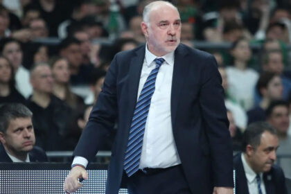 Ο προπονητής της Αναντολού Εφές σε αγώνα, με δημοσιεύματα να τον συνδέουν με τη Μάλαγα