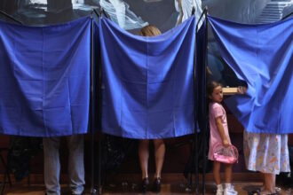 Κάλπη και εκλογικά σύμβολα σε πολιτικό ρεπορτάζ για τις δημοσκοπήσεις