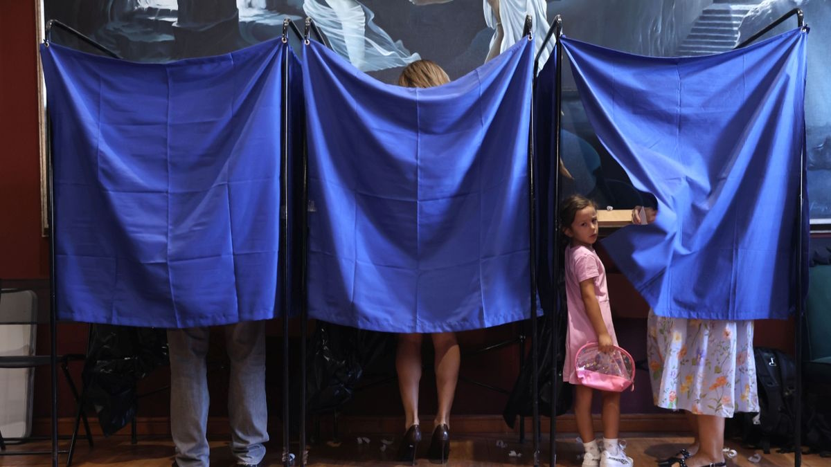 Κάλπη και εκλογικά σύμβολα σε πολιτικό ρεπορτάζ για τις δημοσκοπήσεις