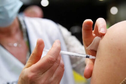 Ερευνητής σε εργαστηριακό περιβάλλον για το εμβόλιο που σχεδιάστηκε με τεχνητή νοημοσύνη