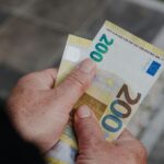 Χαρτιά και κλειδιά μπροστά από ενοικιαστήριο συμβόλαιο για το επίδομα ενοικίου του ΟΠΕΚΑ