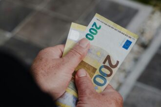 Χαρτιά και κλειδιά μπροστά από ενοικιαστήριο συμβόλαιο για το επίδομα ενοικίου του ΟΠΕΚΑ