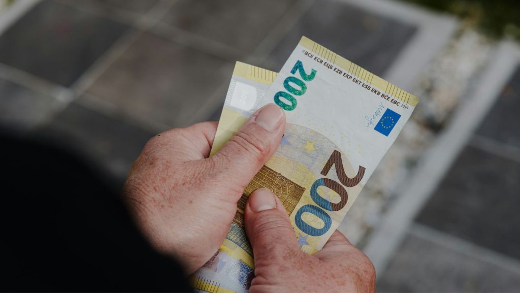 Χαρτιά και κλειδιά μπροστά από ενοικιαστήριο συμβόλαιο για το επίδομα ενοικίου του ΟΠΕΚΑ