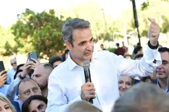 Ο Κυριάκος Μητσοτάκης μιλά με πολίτες στη Βούλα κατά την περιοδεία του