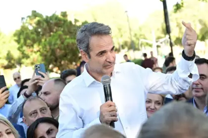 Ο Κυριάκος Μητσοτάκης μιλά με πολίτες στη Βούλα κατά την περιοδεία του
