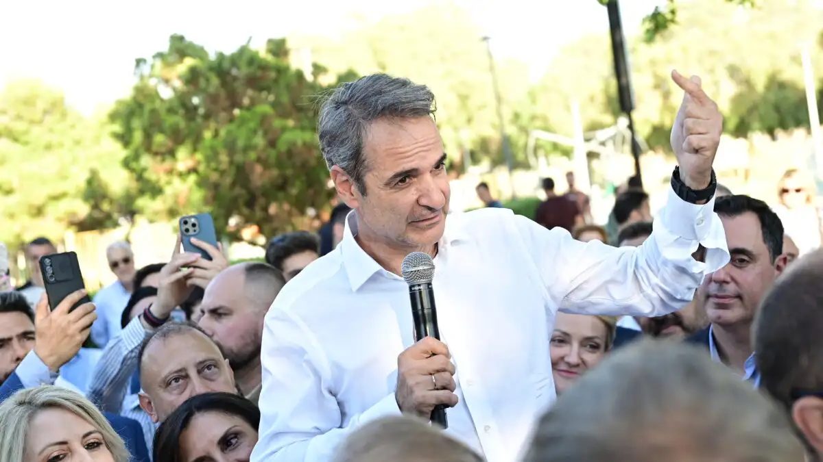 Ο Κυριάκος Μητσοτάκης μιλά με πολίτες στη Βούλα κατά την περιοδεία του