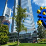 Γραφική απεικόνιση με κέρματα και σημείωση για την αύξηση των επιτοκίων της ΕΚΤ