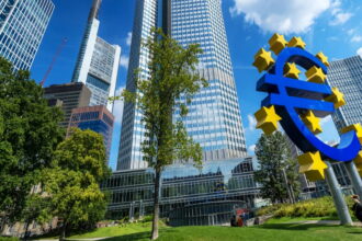 Γραφική απεικόνιση με κέρματα και σημείωση για την αύξηση των επιτοκίων της ΕΚΤ