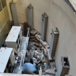 Αστυνομικές δυνάμεις σε εμπορικό κέντρο στη Θεσσαλονίκη όπου εντοπίστηκε νεκρό τρανς άτομο σε φωταγωγό
