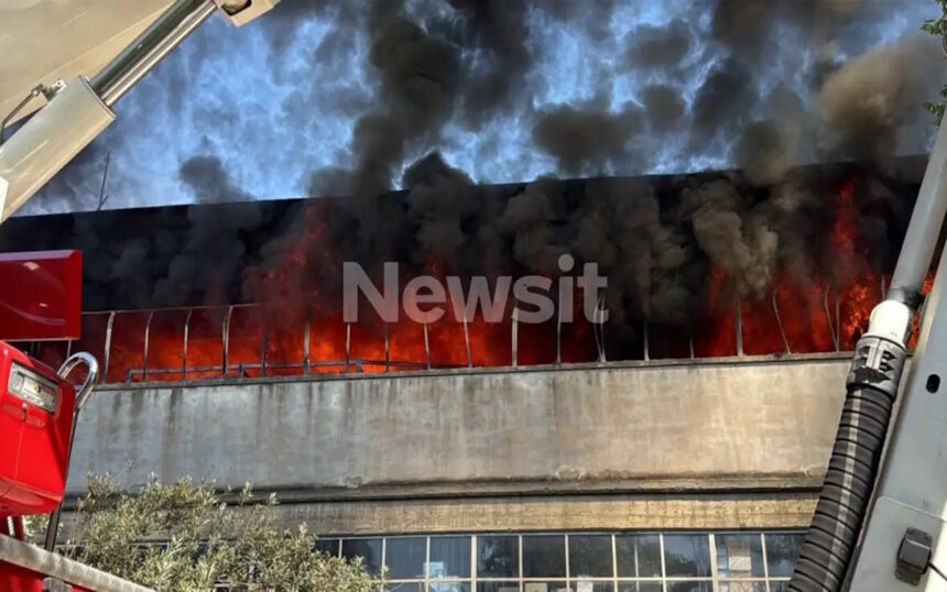 Πυρκαγιά σε εργοστάσιο στο Αιγάλεω με πυκνούς καπνούς και επέμβαση της Πυροσβεστικής