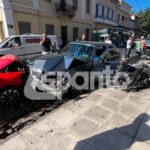 Αστυνομία και όχημα στο κέντρο της Ναυπάκτου μετά το τροχαίο με τραπεζοκαθίσματα και δίκυκλα