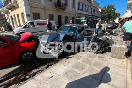 Αστυνομία και όχημα στο κέντρο της Ναυπάκτου μετά το τροχαίο με τραπεζοκαθίσματα και δίκυκλα