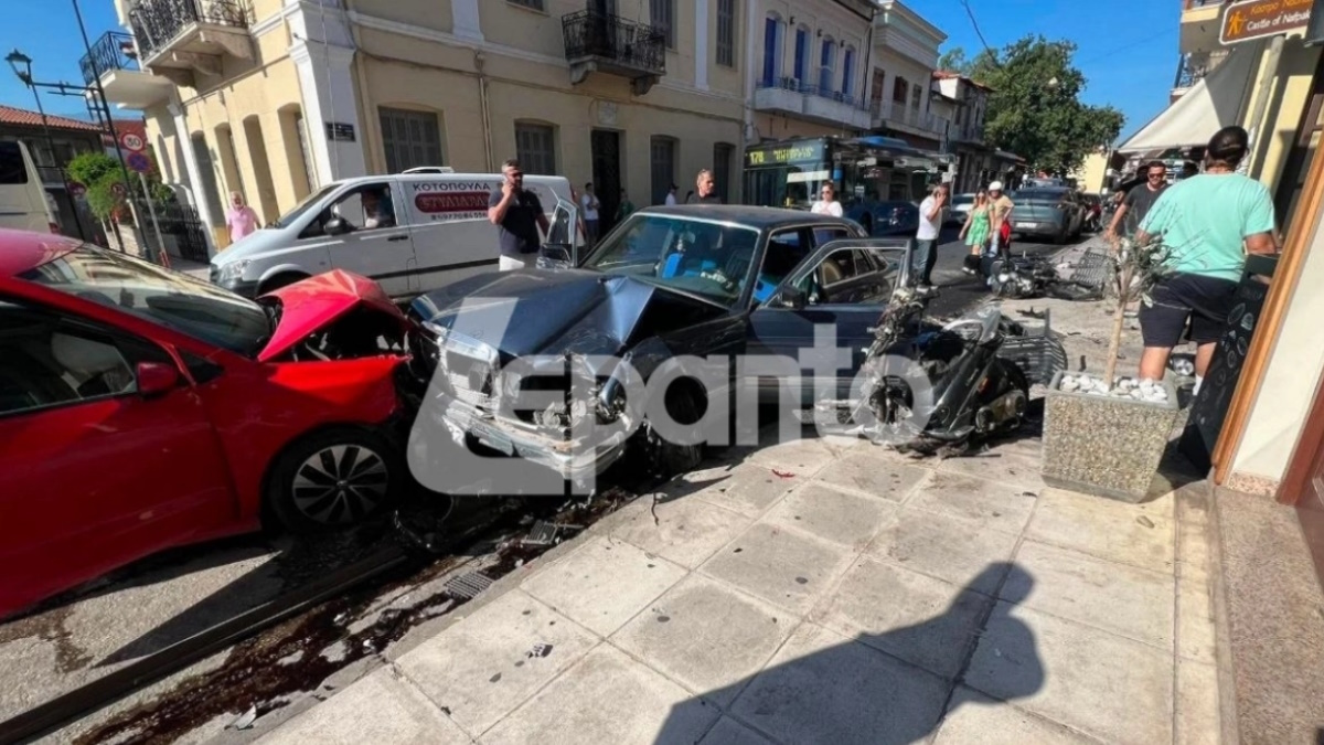 Αστυνομία και όχημα στο κέντρο της Ναυπάκτου μετά το τροχαίο με τραπεζοκαθίσματα και δίκυκλα