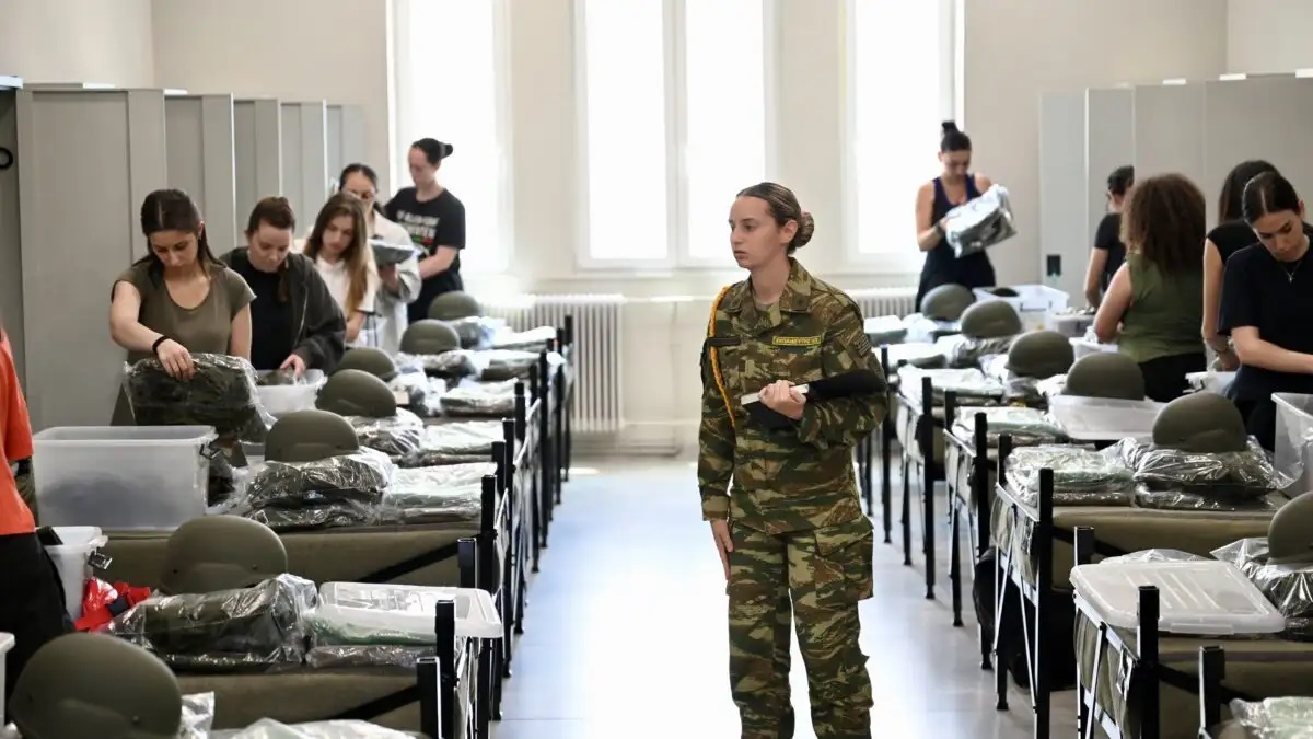 Ο Νίκος Δένδιας αναφέρεται στις πρώτες εθελόντριες νεοσύλλεκτες στον στρατό