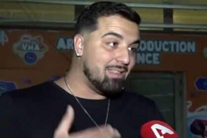 Ο Gio Kay μιλά σε τηλεοπτική κάμερα για τα μελλοντικά επαγγελματικά του σχέδια
