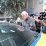 Ο Αλέξανδρος Γιωτόπουλος κατά τη μεταφορά του προς τις φυλακές Κορυδαλλού