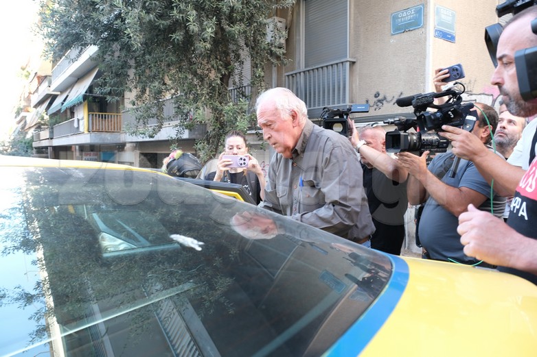 Ο Αλέξανδρος Γιωτόπουλος κατά τη μεταφορά του προς τις φυλακές Κορυδαλλού