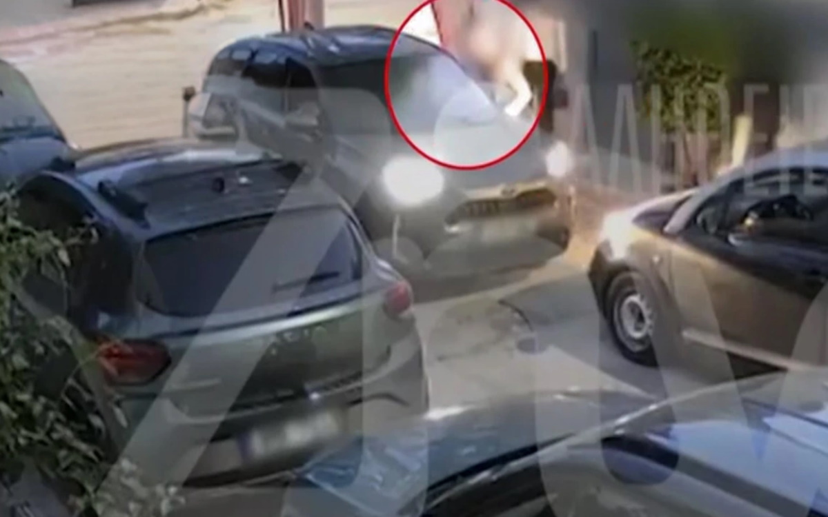 Οδικό επεισόδιο στο Ίλιον με αυτοκίνητα σε στενό δρόμο διπλής κατεύθυνσης