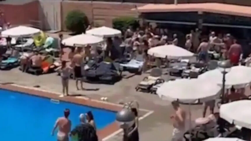 Τουρίστες καβγαδίζουν δίπλα στην πισίνα ξενοδοχείου στη Σάντα Σουζάνα της Καταλονίας