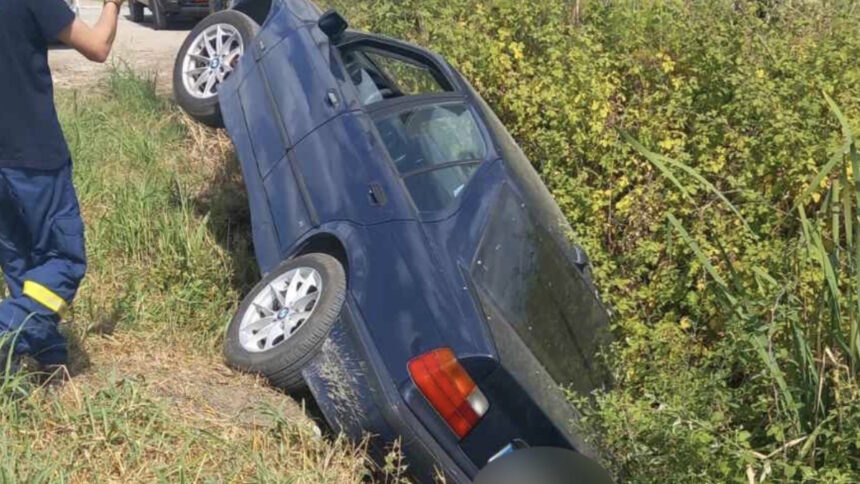 Αυτοκίνητο αναποδογυρισμένο σε χαντάκι στην περιοχή των Μεσαγκάλων στη Λάρισα
