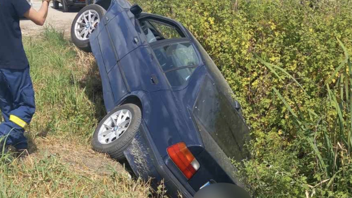 Αυτοκίνητο αναποδογυρισμένο σε χαντάκι στην περιοχή των Μεσαγκάλων στη Λάρισα