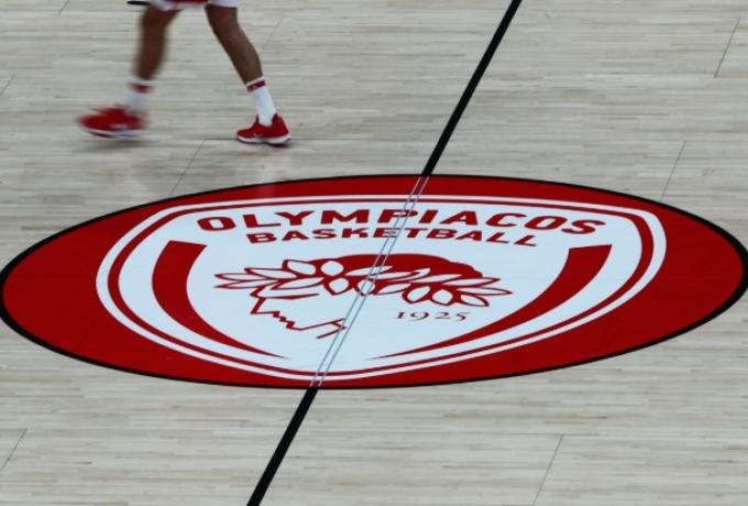 Το λογότυπο της ΚΑΕ Ολυμπιακός σε κόκκινο φόντο