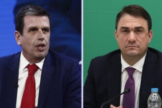 Ο Δημήτρης Καιρίδης στη Βουλή κατά τη διάρκεια πολιτικής συζήτησης