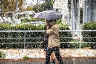 Συννεφιασμένος ουρανός και έντονα καιρικά φαινόμενα με βροχή και καταιγίδα