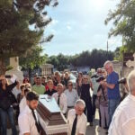 Συγγενείς και φίλοι στην κηδεία της 39χρονης Βασιλικής στην Καλαμάτα κρατούν λευκά λουλούδια