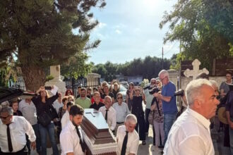 Συγγενείς και φίλοι στην κηδεία της 39χρονης Βασιλικής στην Καλαμάτα κρατούν λευκά λουλούδια