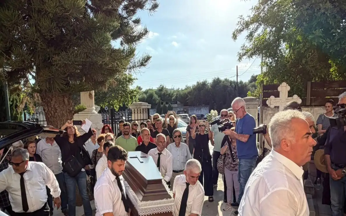 Συγγενείς και φίλοι στην κηδεία της 39χρονης Βασιλικής στην Καλαμάτα κρατούν λευκά λουλούδια