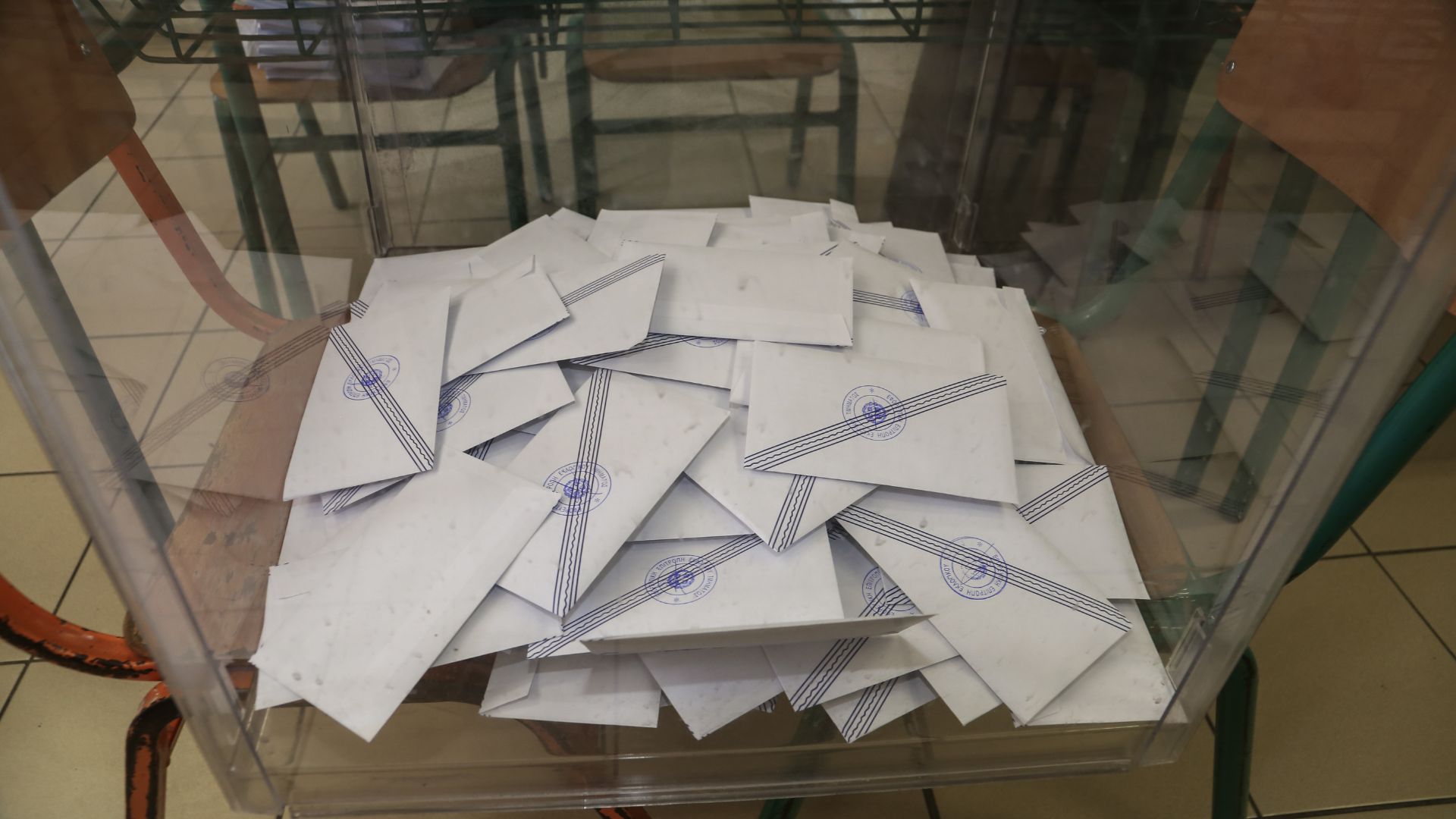 Κάλπες και γραφική απεικόνιση δημοσκόπησης για τα νέα πολιτικά κόμματα